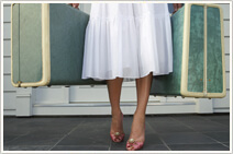 Lady with a white dress, suitcases and pink shoes